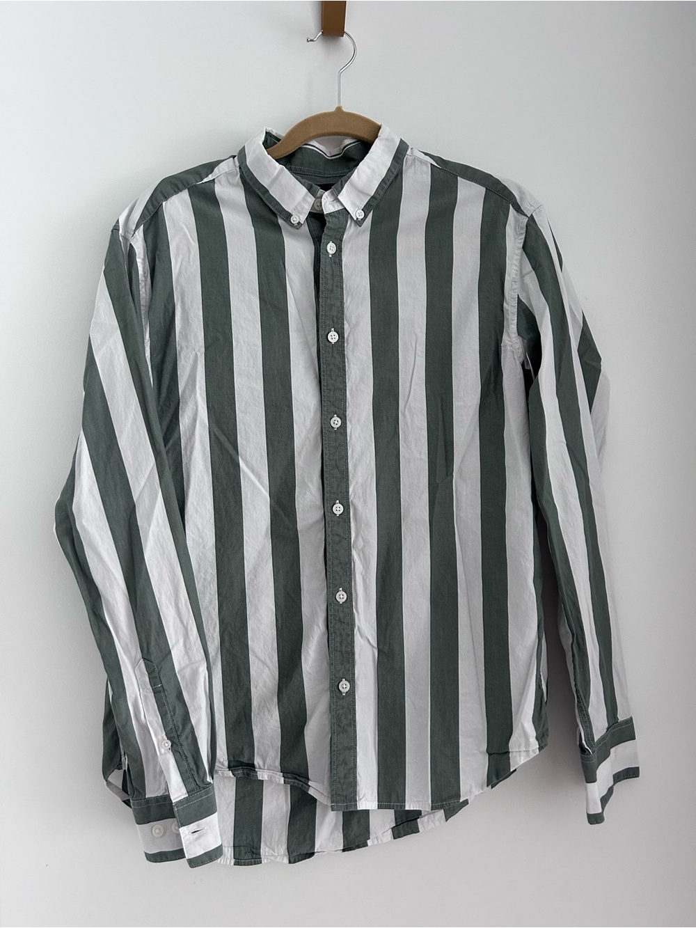 H&M Men's Vertical Green and White Stripe Button-Down Shirt